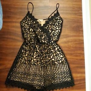 CHARLOTTE RUSSE ROMPER BLK& BEIGE SMALL